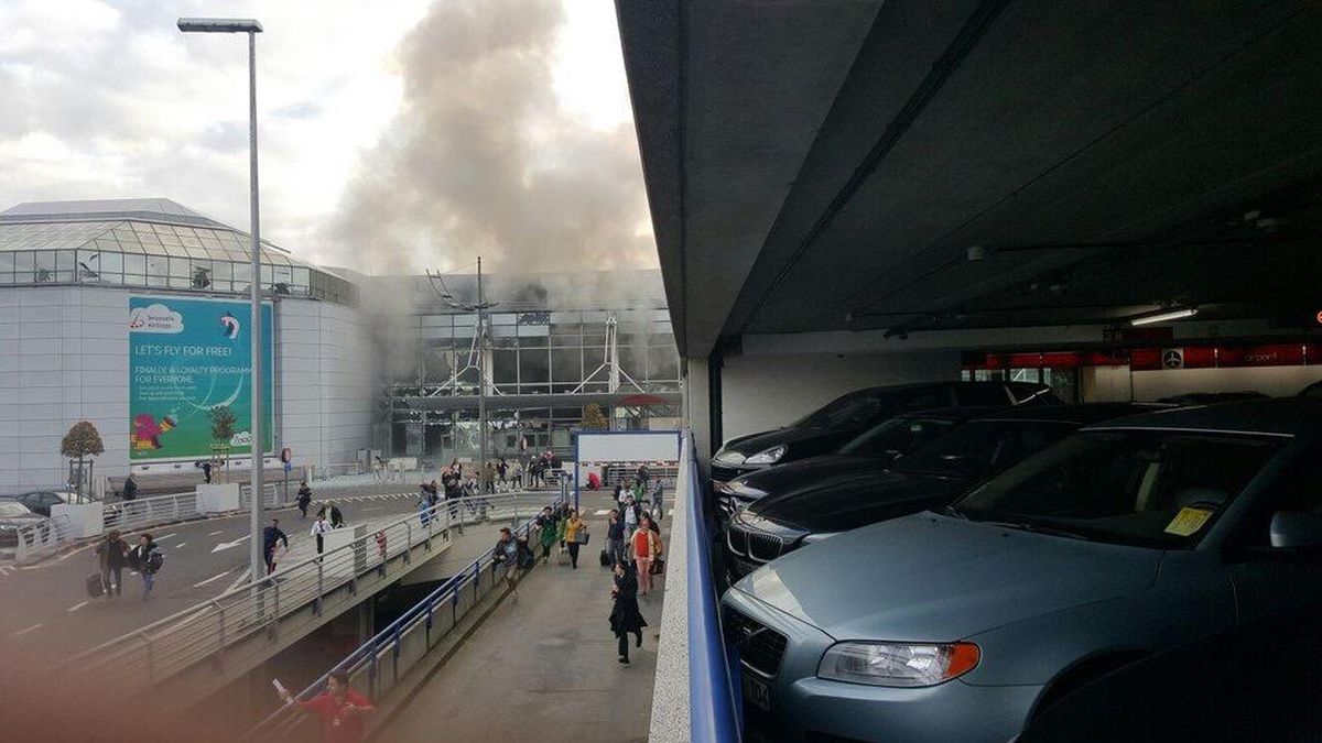 Dos explosiones de origen desconocido en el aeropuerto de Bruselas causan el pánico