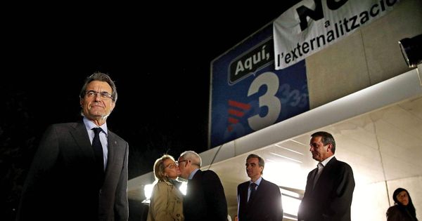 Foto: Artur Mas a las puertas de la sede de TV3 antes de un debate electoral en 2012. (EFE)