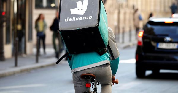 Foto: Un 'rider' de Deliveroo cruza París en abril de 2017. (Charles Platiau / Reuters)