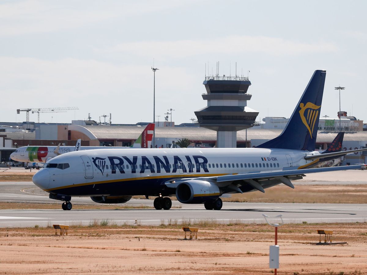 Foto: Un avión de Ryanair, en el aeropuerto de Faro (Reuters/Pedro Nunes)