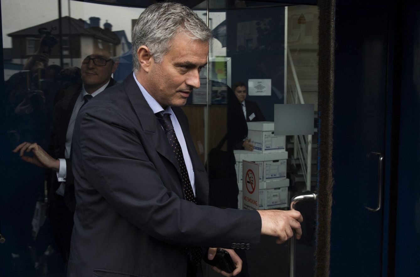 El extrenador del Chelsea, Jose Mourinho, sale tras declarar en el tribunal de Croydon, sur de Londres. (EFE)