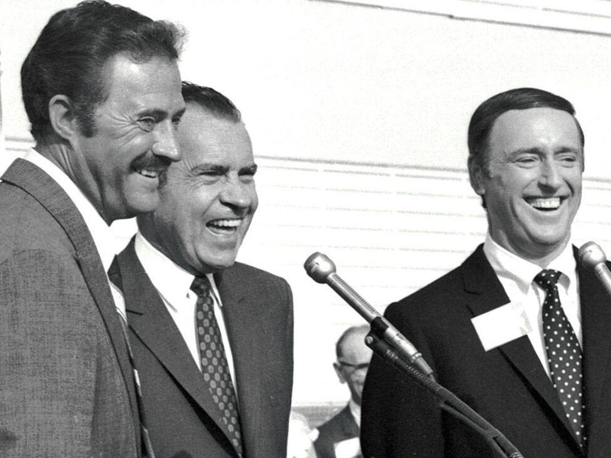 Foto: Nixon (c), junto a Dan Rowan y Dick Martin, en el programa 'Laugh-in', en 1968.
