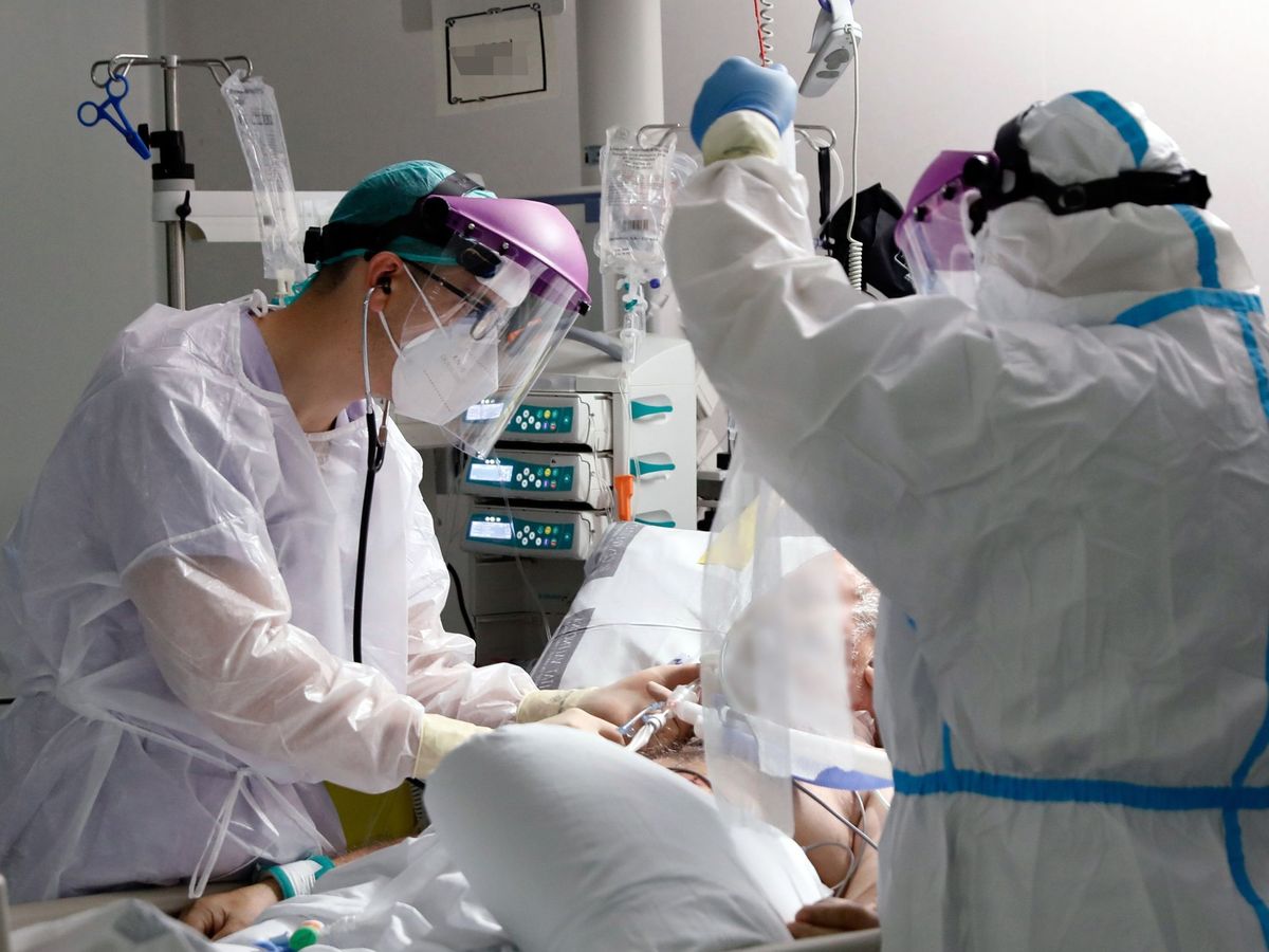 Foto: Personal sanitario atiende a un paciente en la UCI del Hospital La Fe de Valencia. 