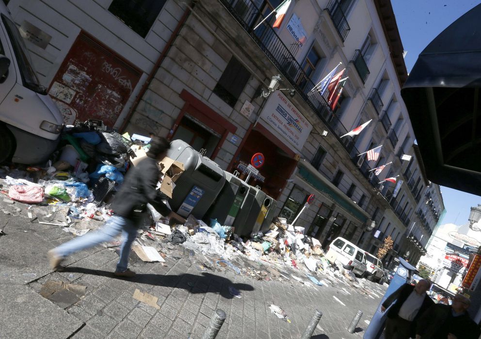 Foto: Basura acumulada en la calle Espoz y Mina, cuando se cumplió el décimo día de huelga de limpieza en la capital en noviembre de 2013 (Efe).
