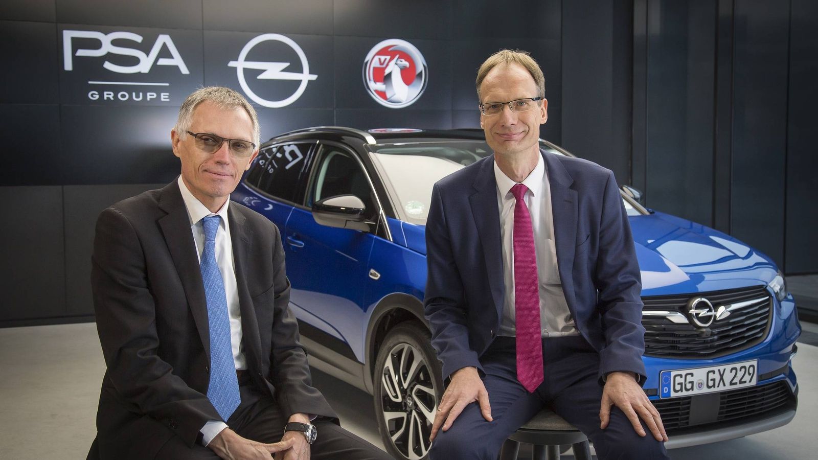 Foto: Carlos Tavares, presidente del grupo PSA, a la izquierda, junto a Michael Lohscheller máximo responsable de Opel. 
