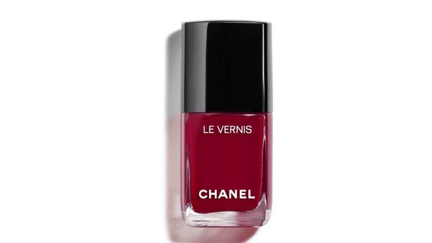 Infalible esmalte rojo burdeos de Chanel.