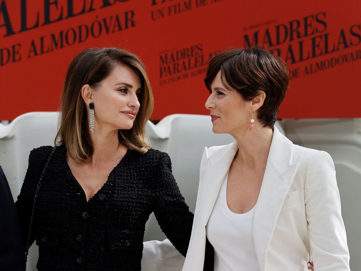 Foto: Penélope Cruz y Aitana Sánchez-Gijón, en el estreno de 'Madres paralelas'. (EFE/Emilio Naranjo)