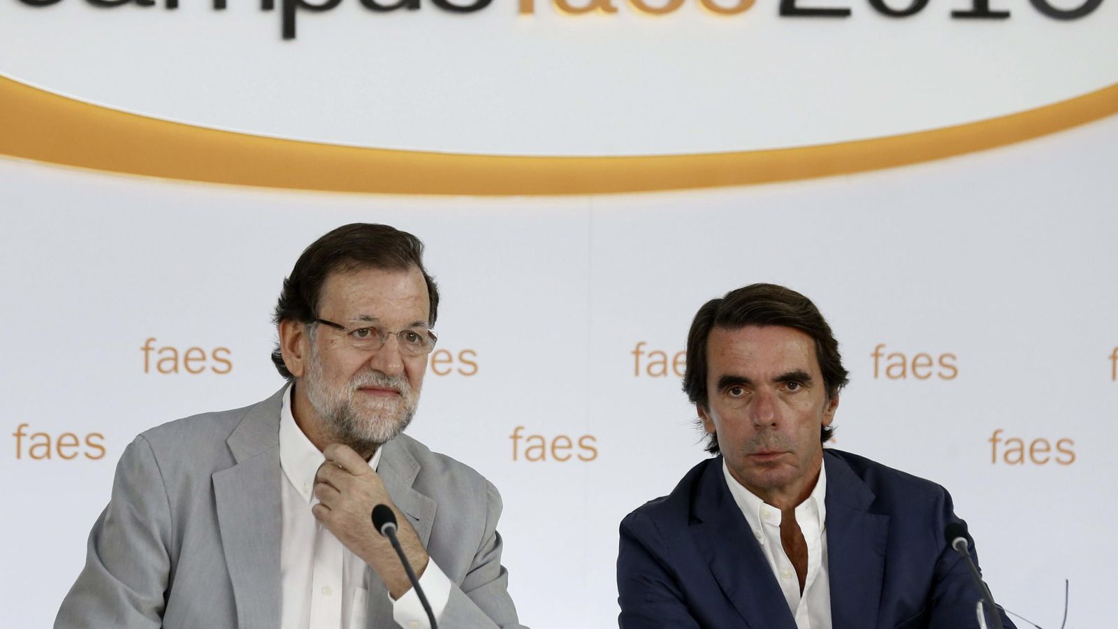 Foto: El presidente del Gobierno y del PP, Mariano Rajoy (i), junto al presidente de honor del PP y presidente de FAES, José María Aznar. (EFE)