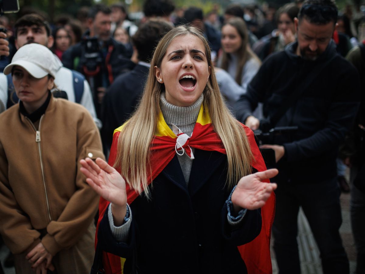 Foto: Una joven con una bandera de España en una concentración organizada por S'ha Acabat y otras asociaciones en Madrid. (Europa Press/Alejandro Martínez Vélez)