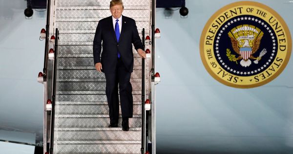 Foto: Donald Trump, bajándose del avión en Singapur (2018)