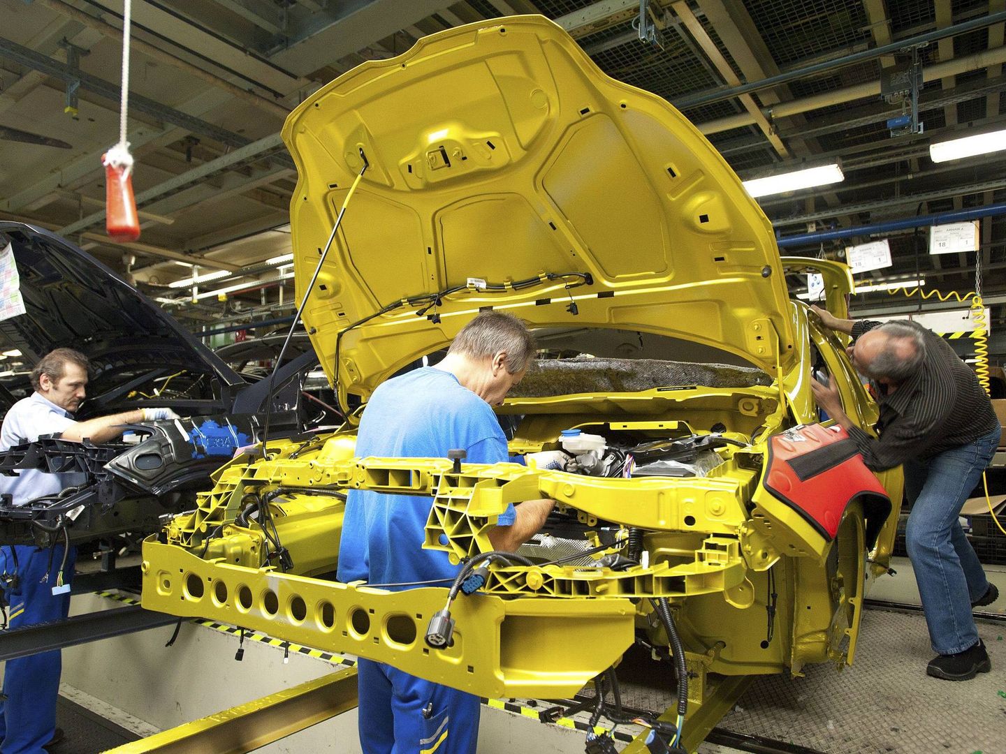 Operarios en Saarlouis (Alemania) trabajan en el Focus, uno de los coches que no son rentables. (EFE)