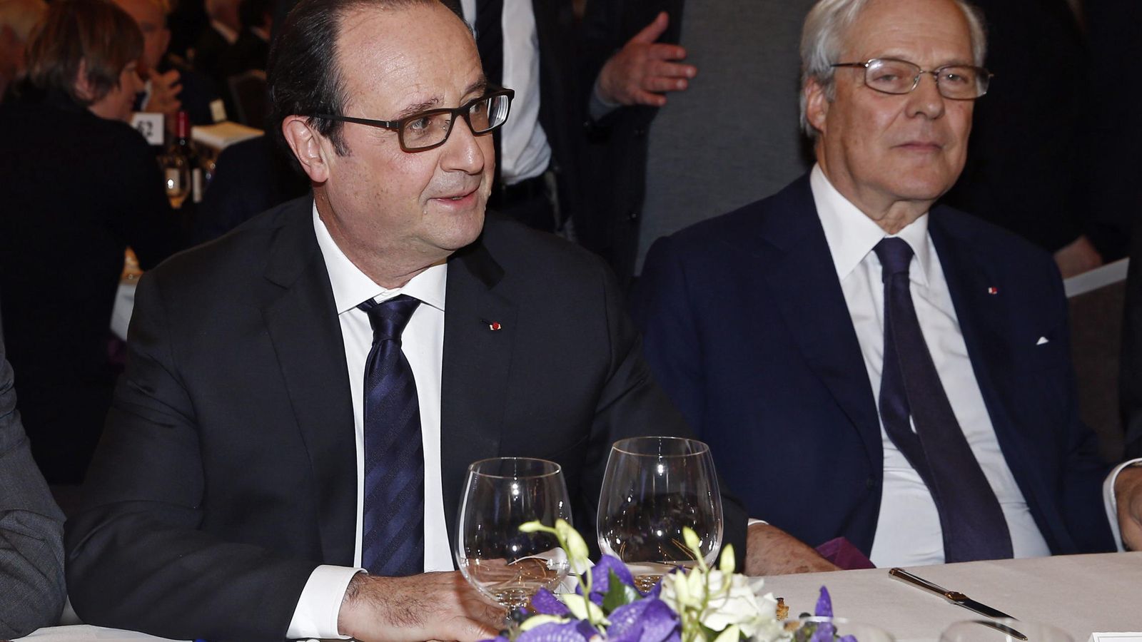 Foto: El presidente de Francia, François Hollande (i), conversa con el banquero francés, David de Rothschild, en febrero de 2015. (EFE)