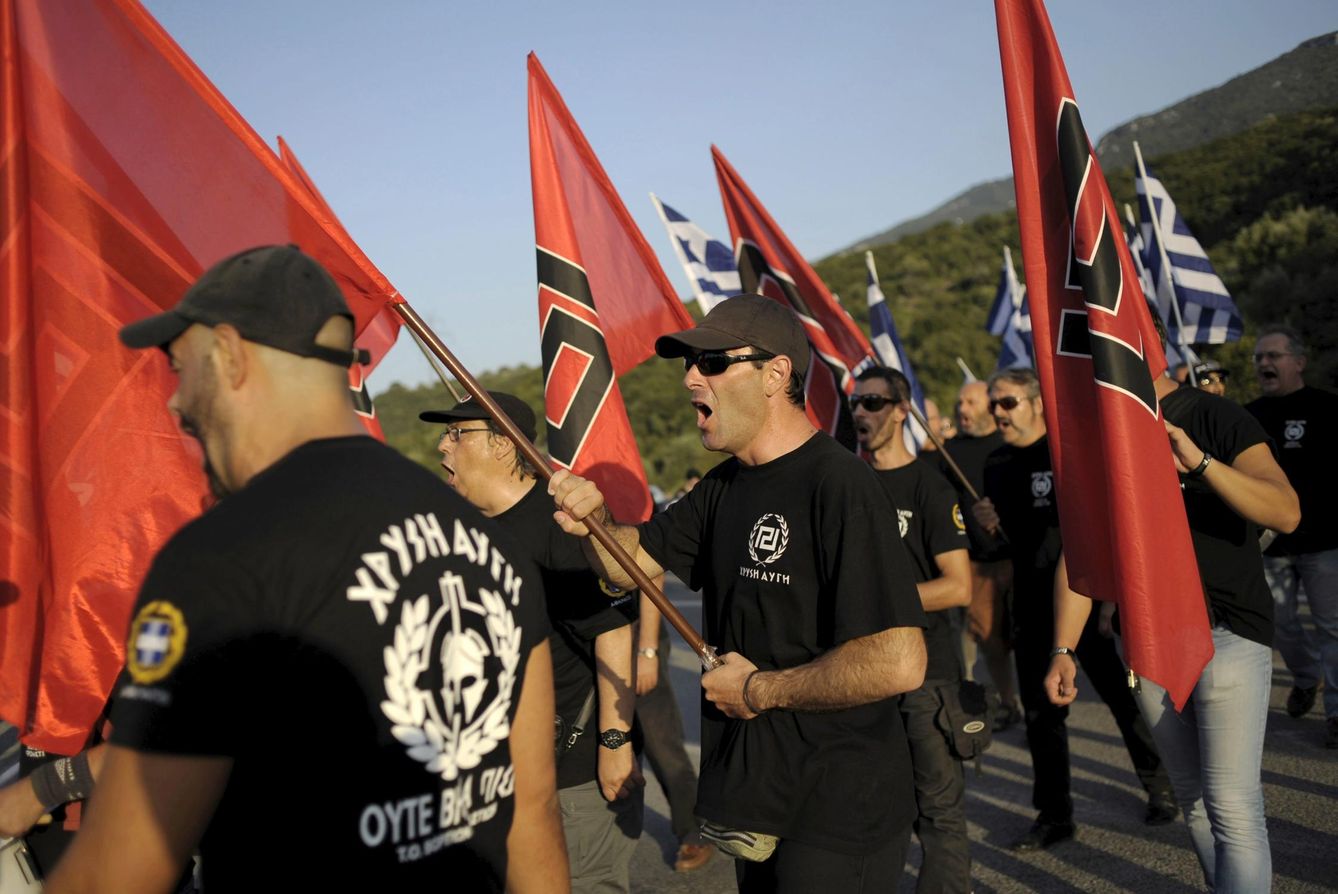 Miembros de Amanecer Dorado se preparan para una ceremonia en las afueras de Atenas, en septiembre de 2015. (Reuters)