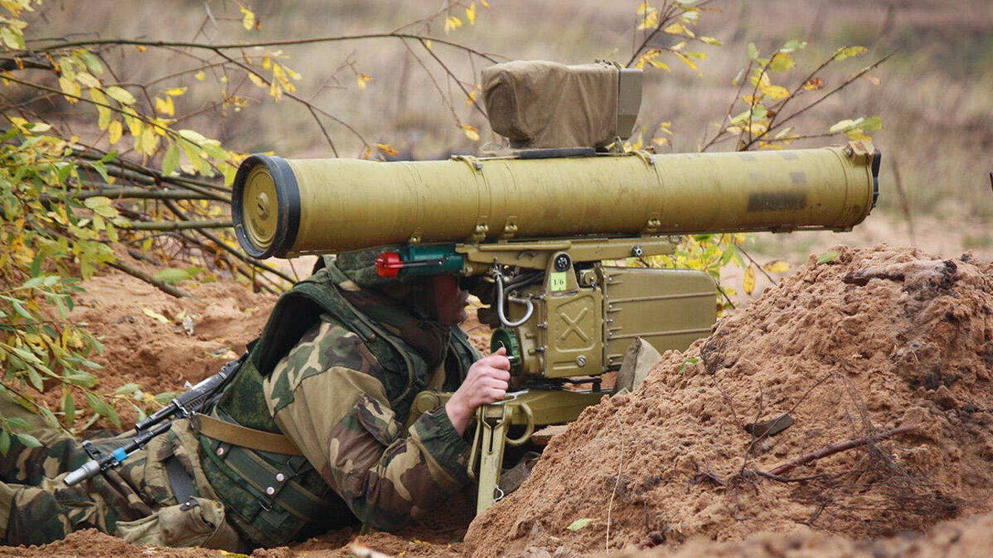 Soldado bielorruso, manejando un lanzador de misiles Konkurs. (Mil.ru)