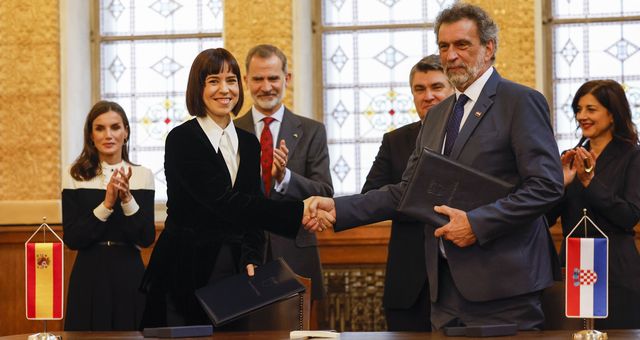 La ministra española de Ciencia e Innovación, Diana Morant, estrecha la mano al ministro de Ciencia y Educación de la República de Croacia, Radovan Fuchs. (EFE/Chema Moya) 