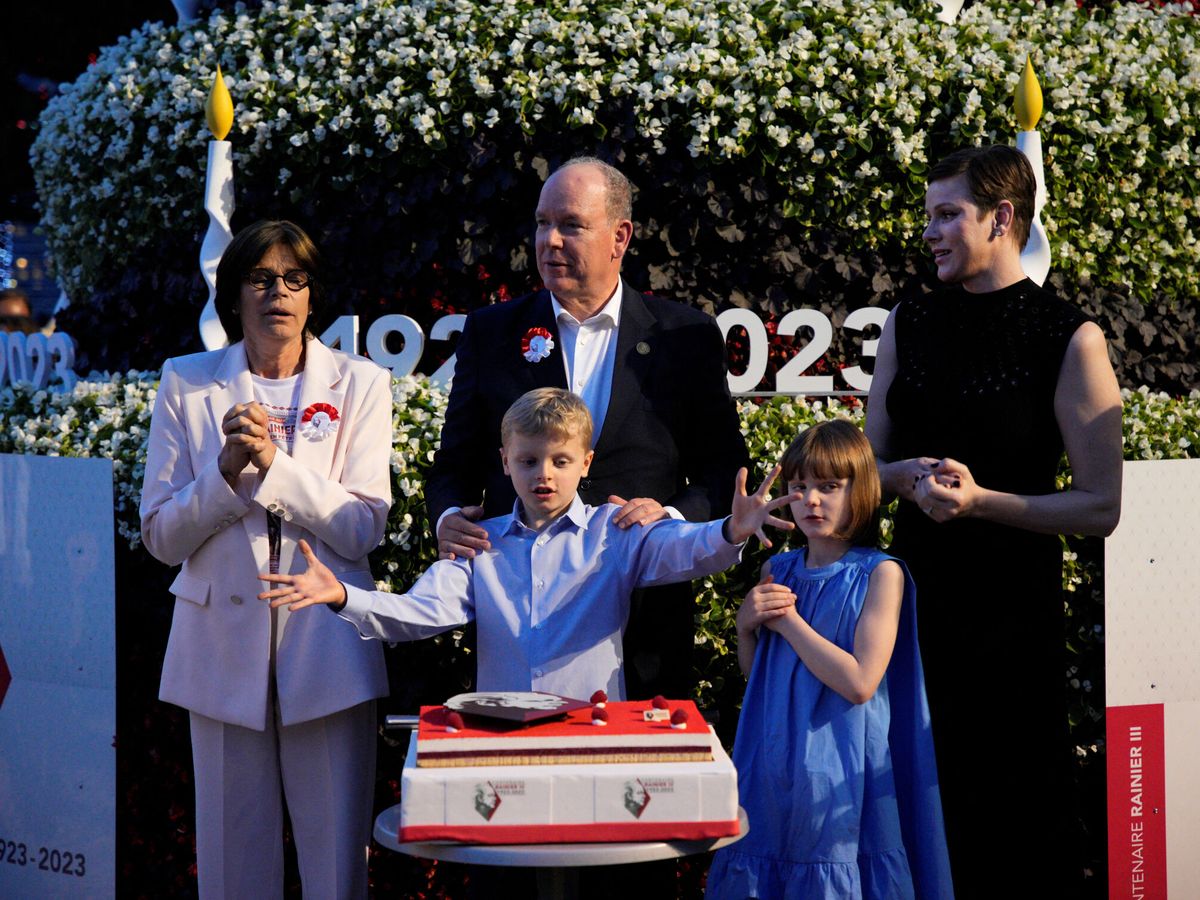 Foto: La princesa Estefanía, junto a Alberto, Charlène y sus hijos en la celebración. (Reuters/Pool/Daniel Cole)