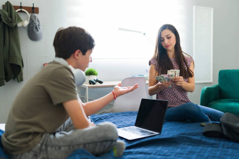 Foto de ¿Puedo pedir una hipoteca sobre mi vivienda pagada para prestar ese dinero a mis hijos?