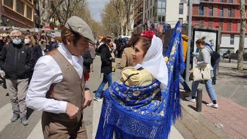 Carmen y David, a pareja que revitaliza el chotis verbenero por las calles de Madrid