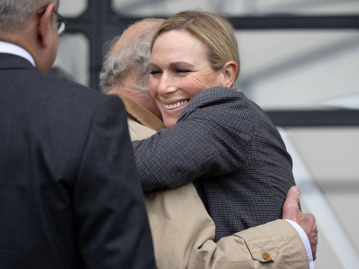 Foto: Zara Tindall abrazando a Carlos III. (Gtres)