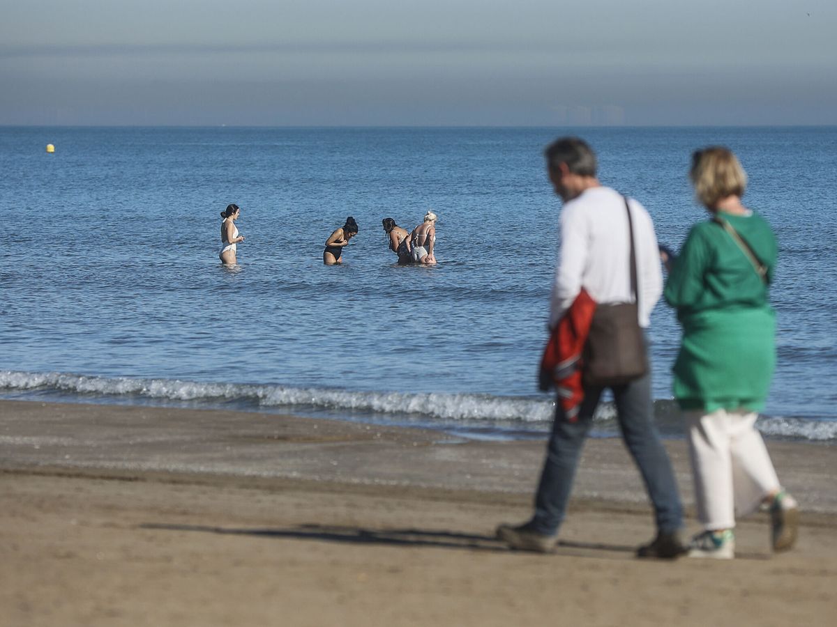 Foto: Varias personas disfrutan de la playa debido al calor inusual de este mes. (Europa Press/Rober Solsona) 