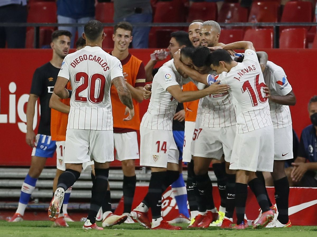 Foto: Los jugadores del Sevilla celebran la victoria en el encuentro inaugural. (EFE)