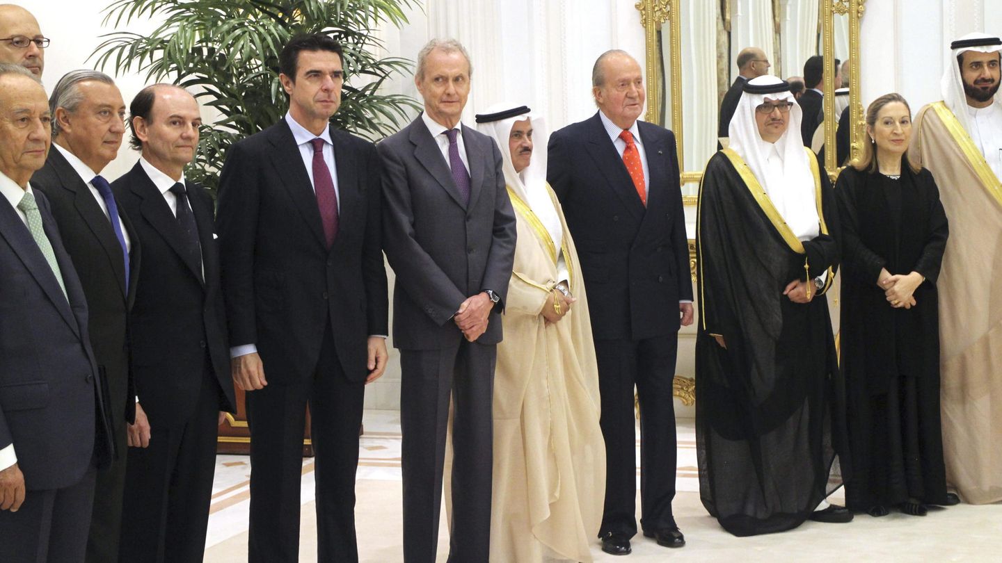 El rey Juan Carlos, con los ministros del Gobierno de Mariano Rajoy, en una visita a Arabia Saudí en 2014 para analizar la marcha del AVE a La Meca. (EFE)