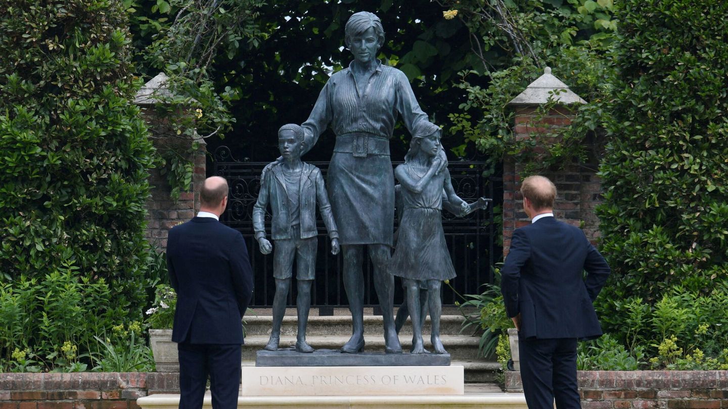 Guillermo y Harry viendo la escultura en honor a su madre en 2022. (Reuters)