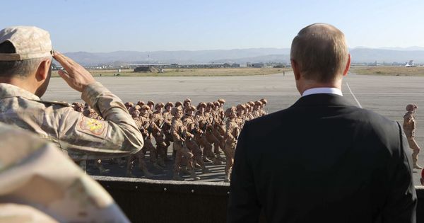Foto: Vladímir Putin y el ministro de Defensa ruso Serguéi Shoigu ven el desfile de tropas rusas en la base de Hmeymim, en Siria, el 11 de diciembre de 2017. (Reuters)