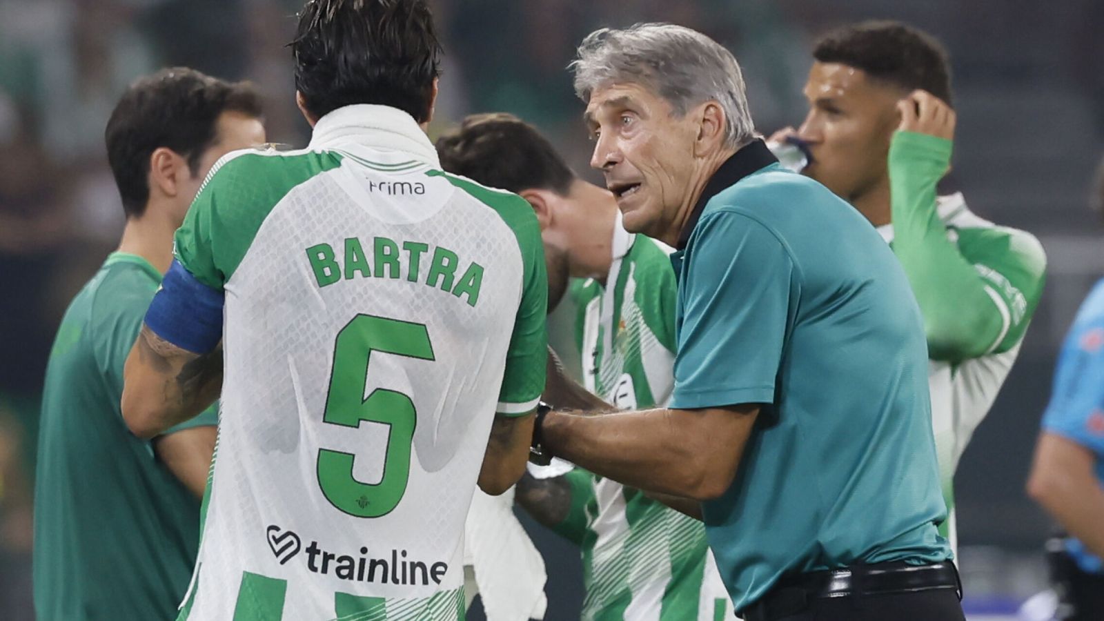 Qué dice la norma por la que no se repitió el penalti del Real Madrid contra el Betis: la pillería de Bartra y su amigo árbitro