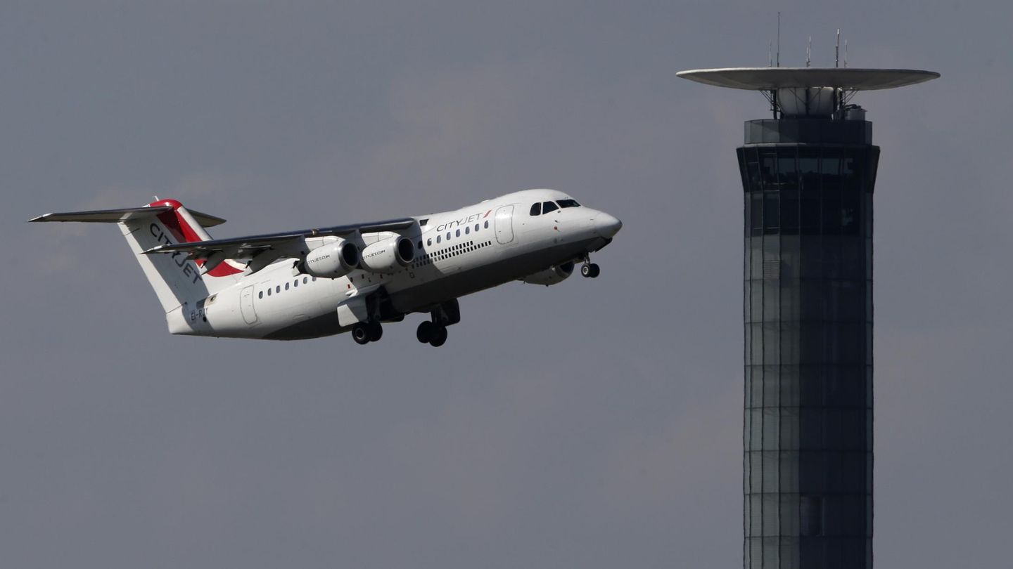 Un aparato de CityJet tras despegar del aeropuerto Charle de Gaulle de París. (Reuters)
