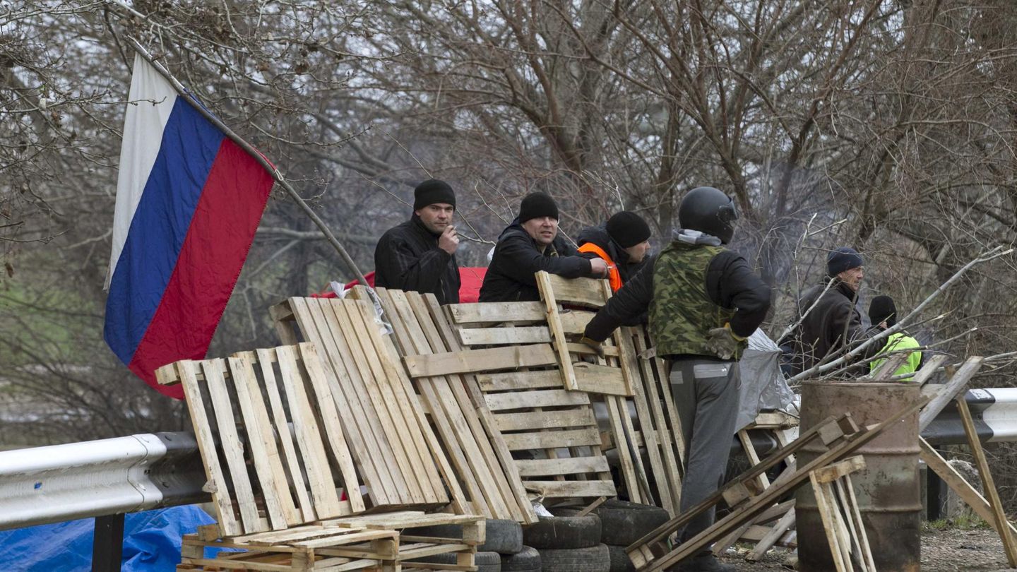 Voluntarios prorrusos erigen una barricada cerca del aeropuerto de Belbek, en Crimea (Reuters).