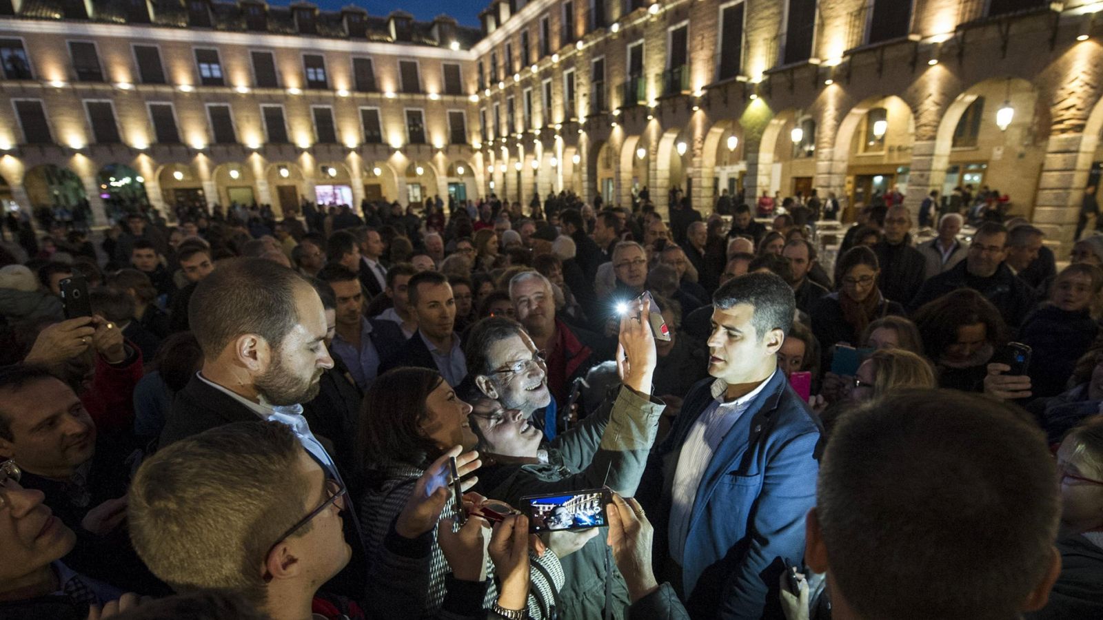 Foto: Rajoy, en la Plaza Mayor de Ocaña (Toledo). (EFE)