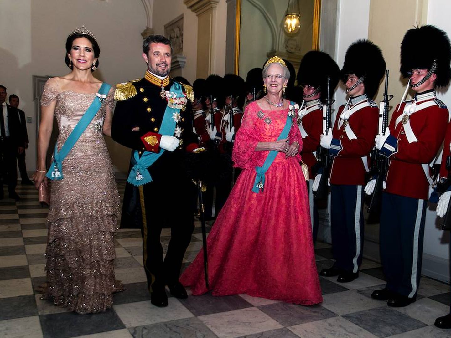 Los príncipes y la reina de Dinamarca, en el banquete de gala por el 50º aniversario de Federico. (Getty)