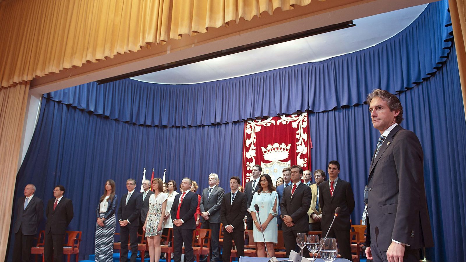 Foto: Iñigo de la Serna (d) durante la constitución del Ayuntamiento de Santander. (EFE)