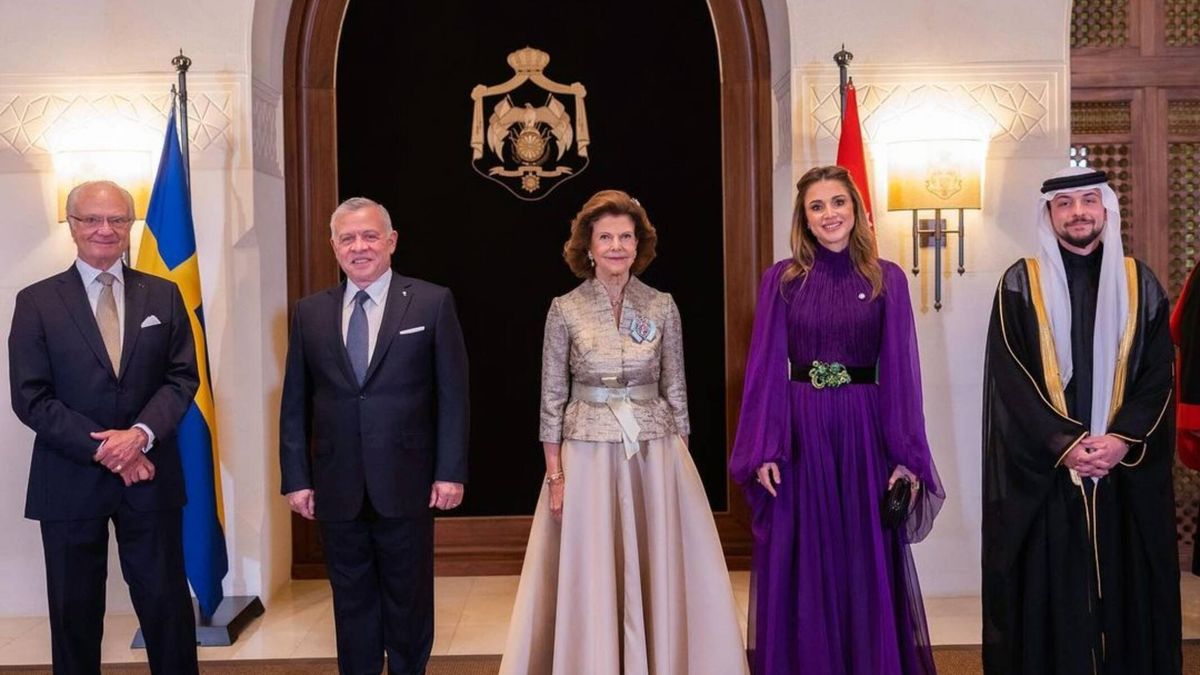 El truco de Rania de Jordania para no lucir escote en su nuevo vestido de gala