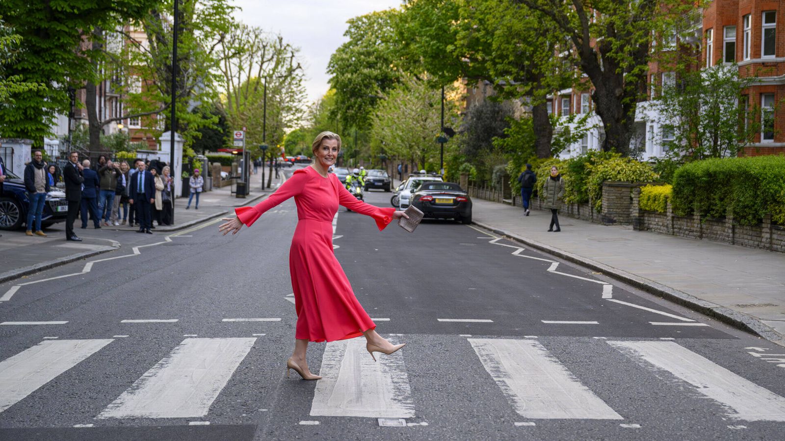 Sophie de Edimburgo, cruzando el paso de peatones de Abbey Road. (Gtres)