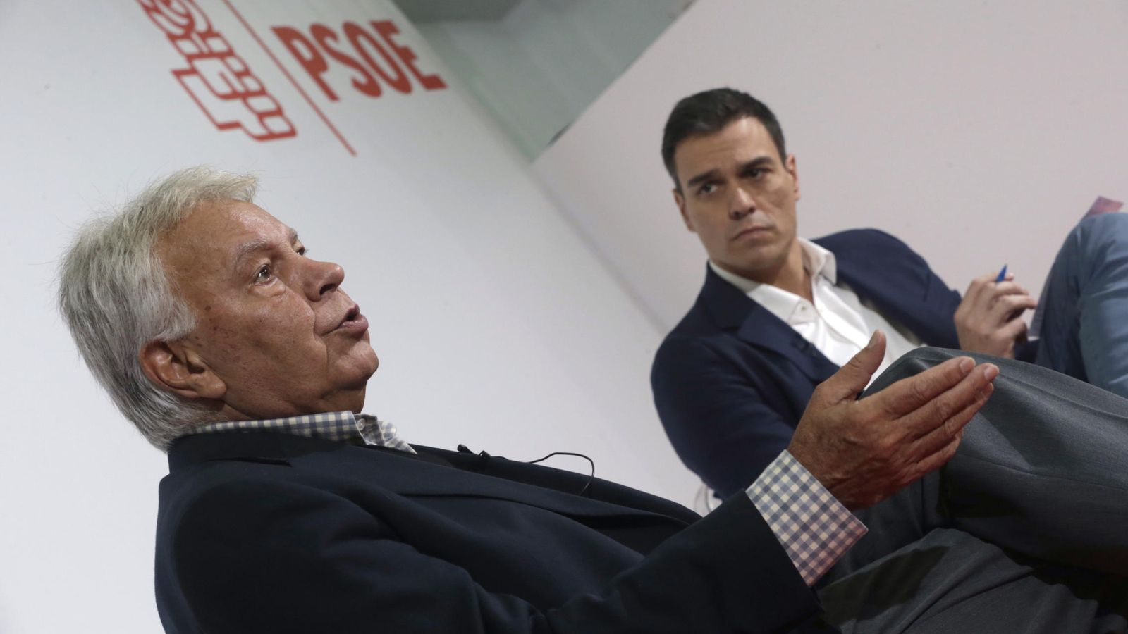 Foto: El secretario general del PSOE, Pedro Sánchez, junto al expresidente del Gobierno Felipe González. (Efe)