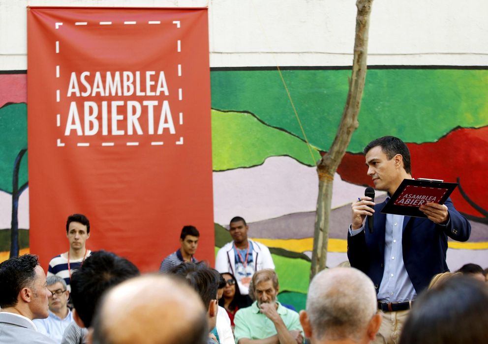 Foto: El líder socialista Pedro Sánchez, durante la asamblea abierta en la que anunció sus medidas sobre educación. (EFE)