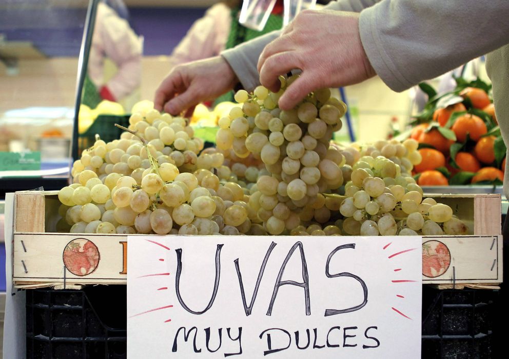 Foto: Un puesto ofrece uvas de la suerte en el mercado Central de Valencia. (EFE)