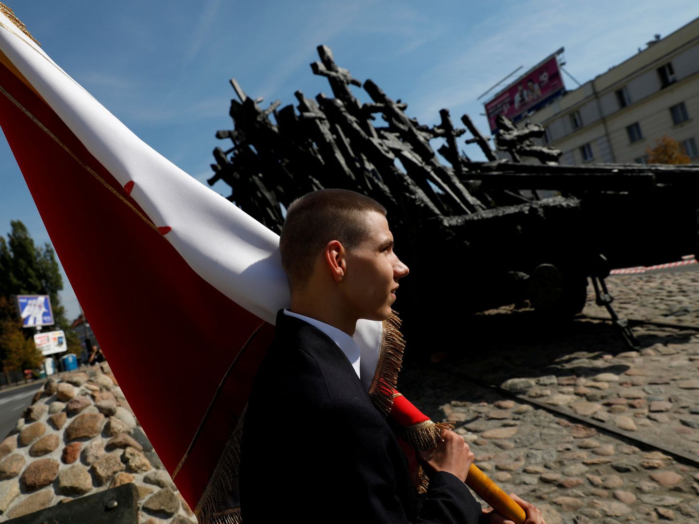 Estudiante polaco en una conmemoración de la II Guerra Mundial, con la bandera polaca al hombro (REUTERS)