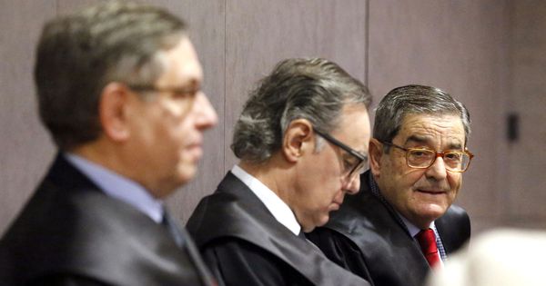 Foto: Cabieces, en primer término, Alcorta y Fernández, el pasado mes de febrero durante el juicio. (EFE)