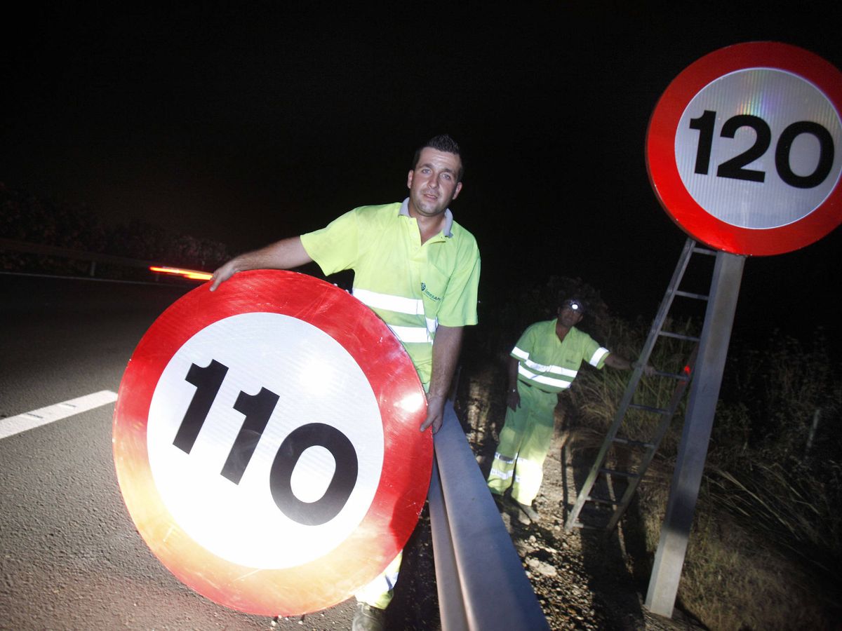 Foto: En junio de 2011 la limitación en las autovías volvió a ser de 120 km/h. (EFE / Rafa Alcaide)