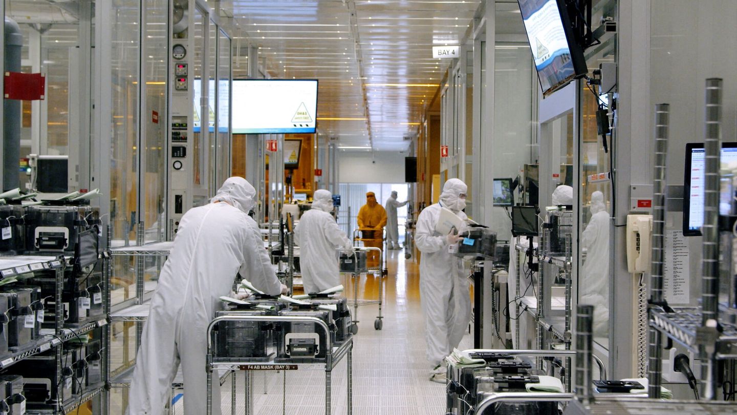 Interior de una fábrica de semiconductores. (Reuters)