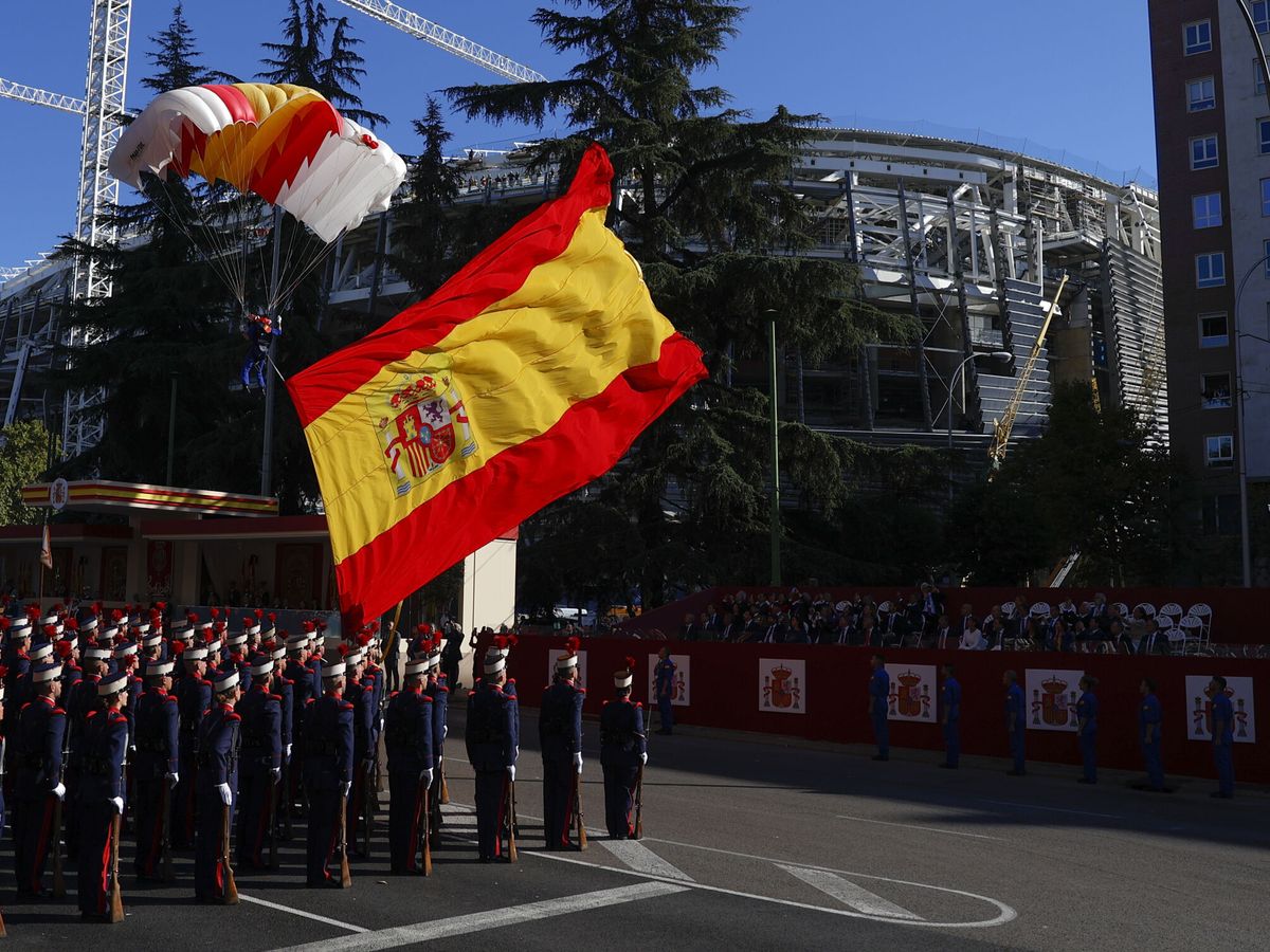 Foto: Militares en el desfile del 12-O. (EFE/Rodrigo Jiménez)
