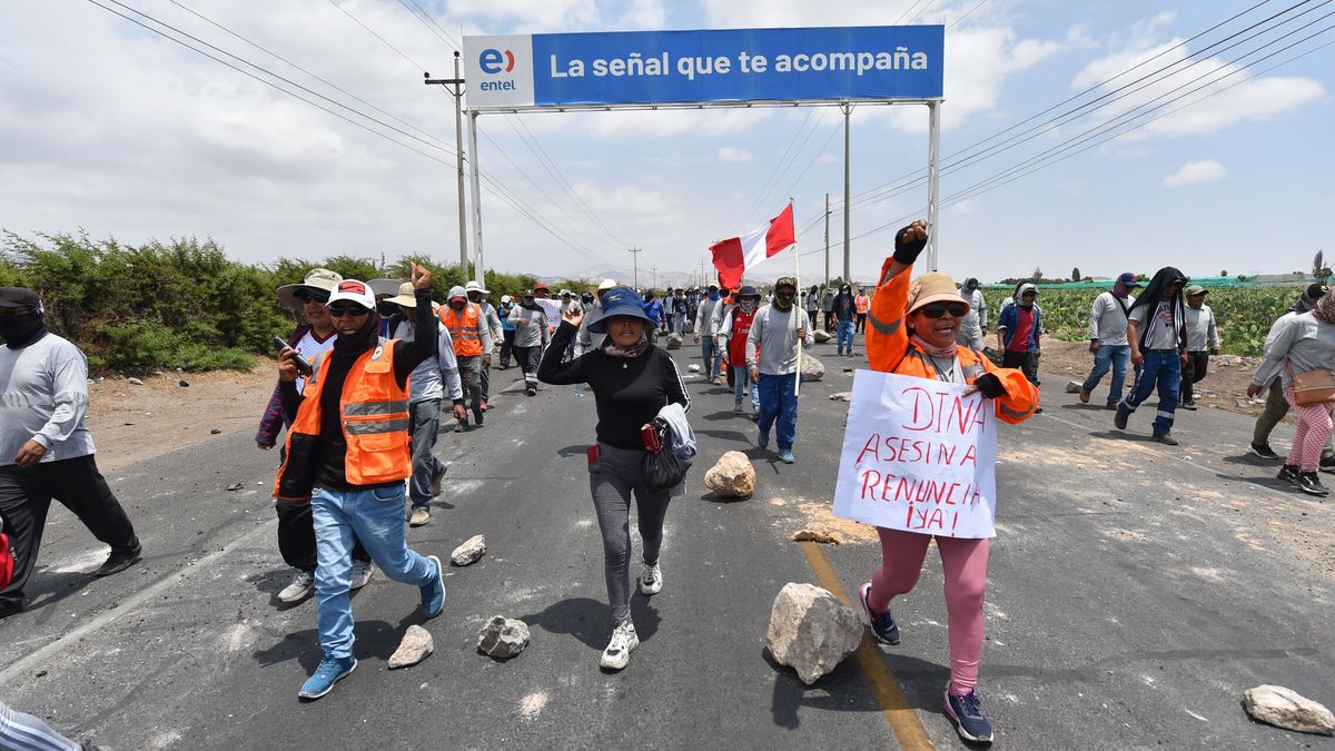 Manifestantes retienen a un policía como rehén en el sur de Perú tras los disturbios