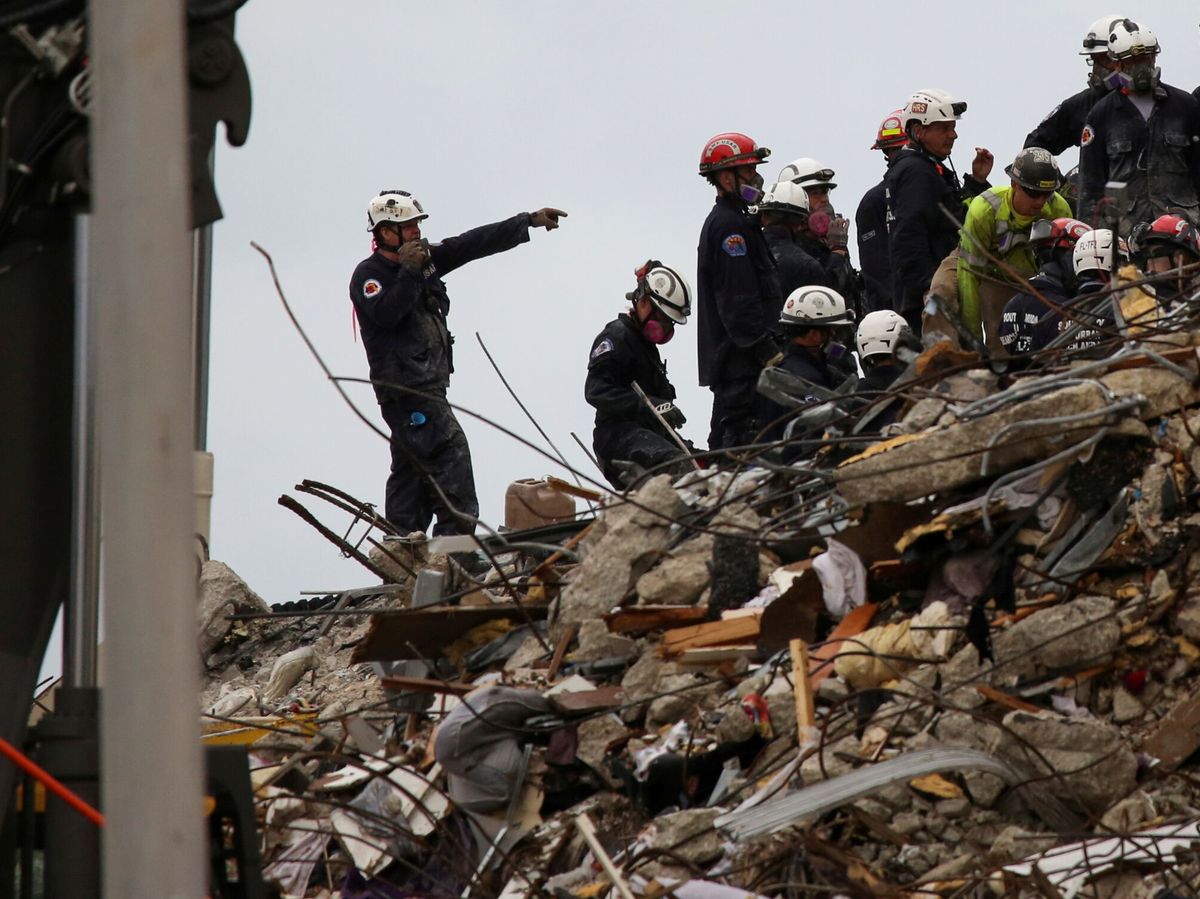 Foto: Continúa la búsqueda en el edificio parcialmente colapsado. (Reuters)