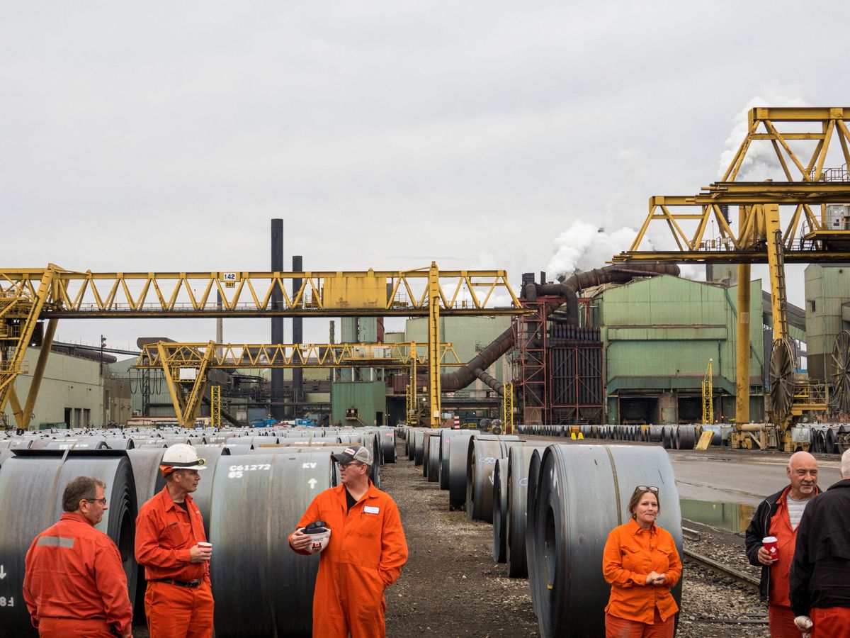 Foto: Trabajadores en una planta de ArcelorMittal en Ontario. (Reuters/Carlos Osorio)