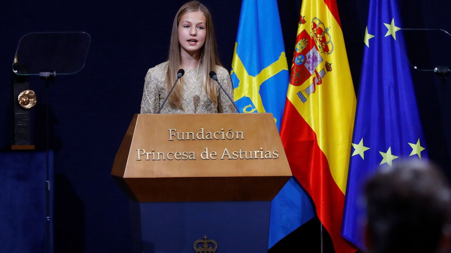 La princesa Leonor pronunciando un discurso durante la ceremonia de entrega de los Premios Princesa de Asturias. (EFE)