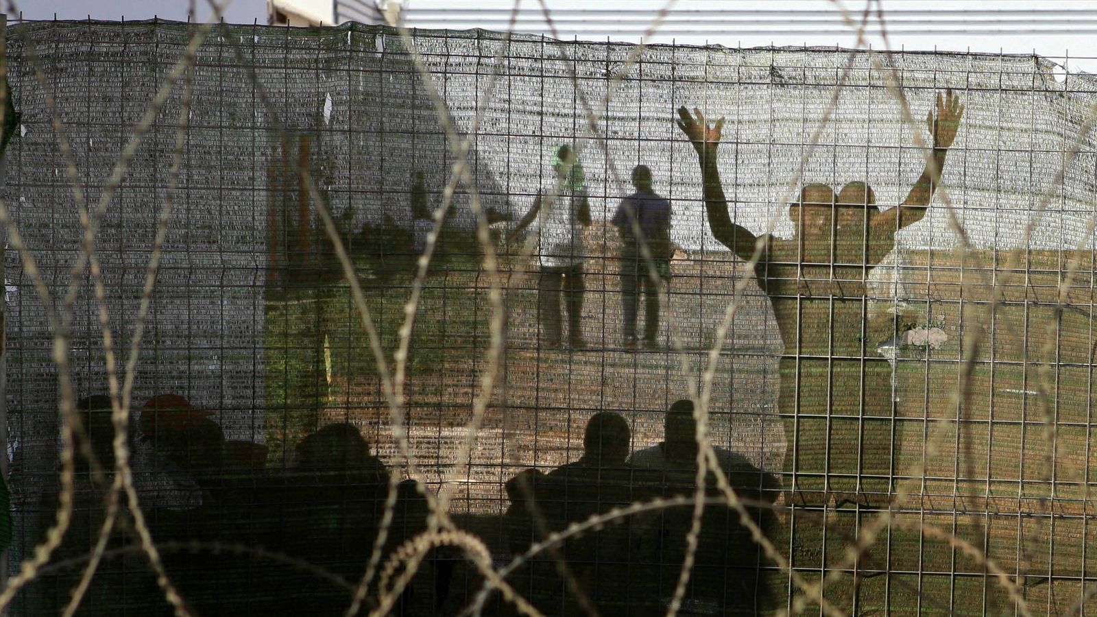 Foto: Migrantes en el CIE El Matorral, en 2006. (Reuters/Juan Medina)