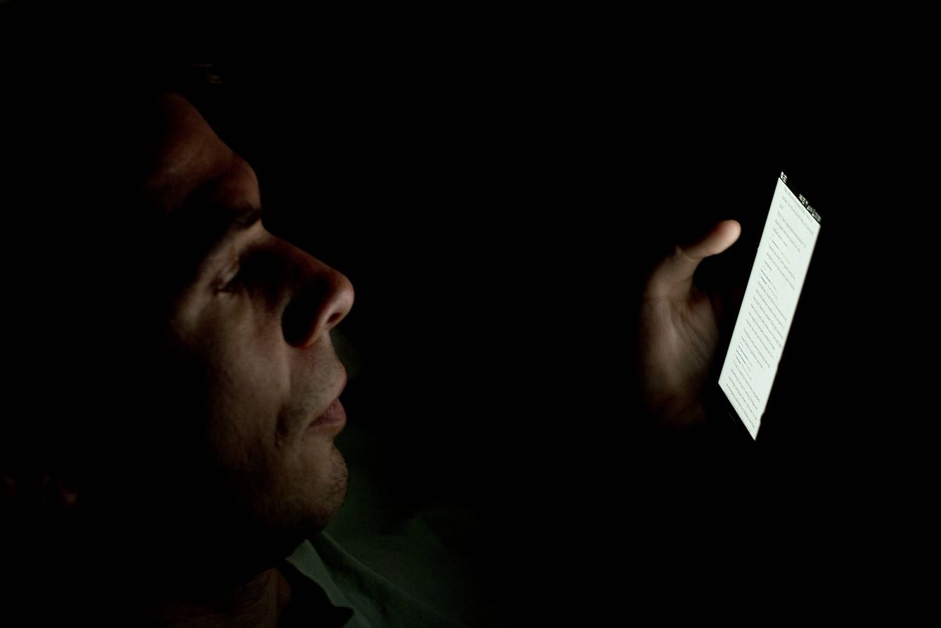 Oscuridad, dispositivos electrónicos y vista: una mala combinación que puede mejorar. (Japanexpertena.se | Flickr)